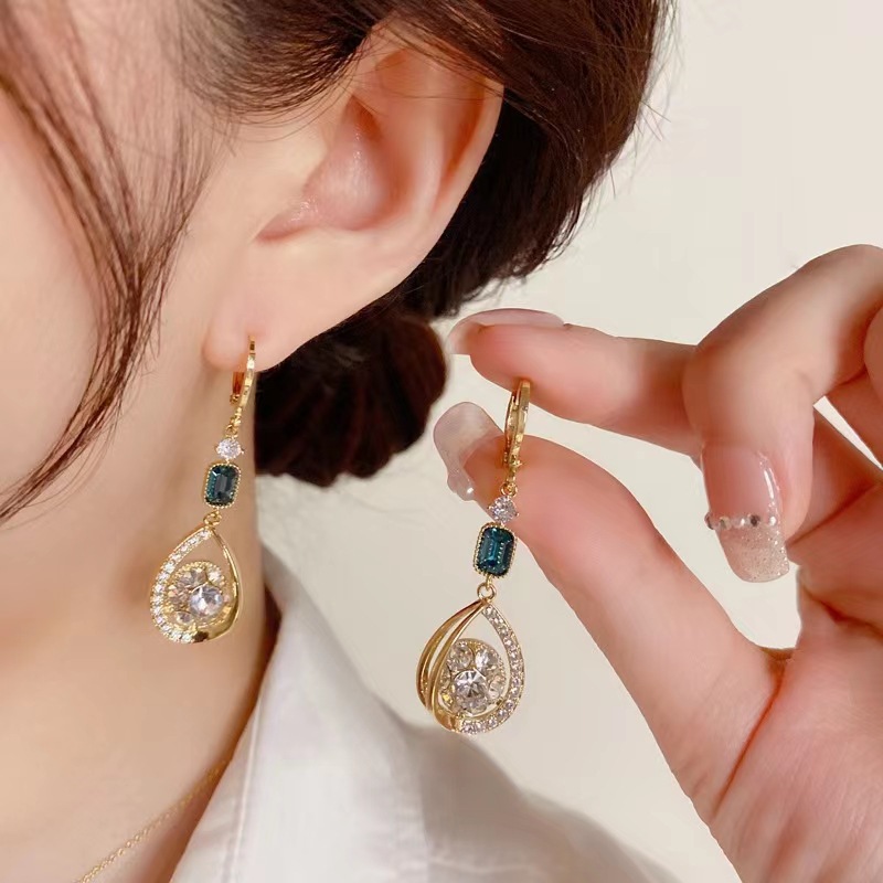 Sensación de orejeras con borlas de gota de agua de diamantes súper parpadeantes, diseño de nicho, personalidad de moda, cara delgada, pendientes femeninas