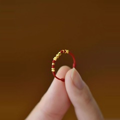 新しい中国風の歳は金の赤い編み縄の指輪があります。