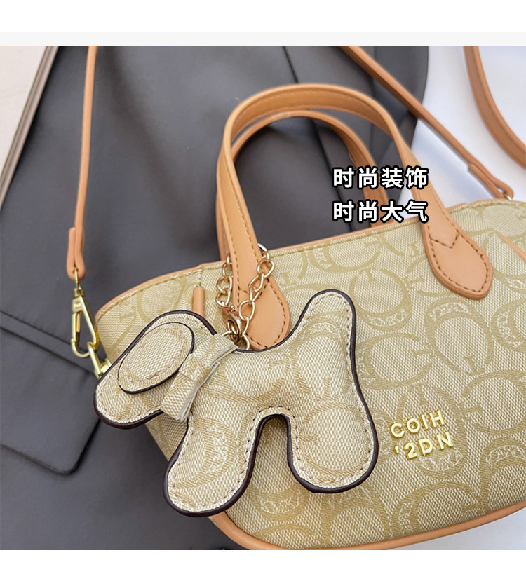 A high-end retro printed bucket bag for summer 2025, a trendy and versatile crossbody bag for women Application Scenario