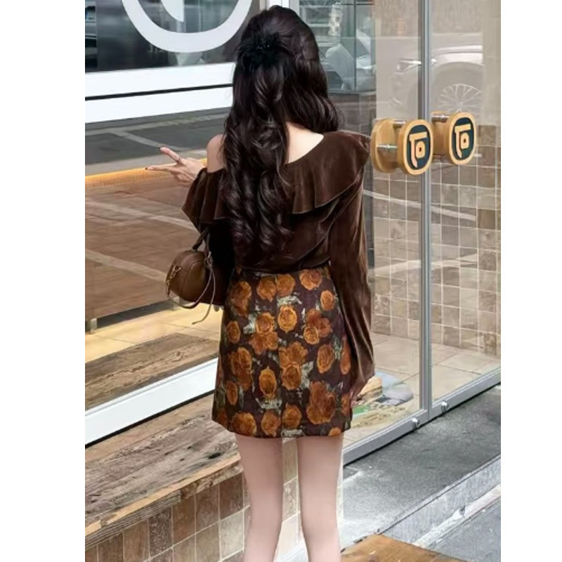 时尚设计感斜肩长袖荷叶边丝绒上衣女2025新款露肩打底衫T恤套装|undefined