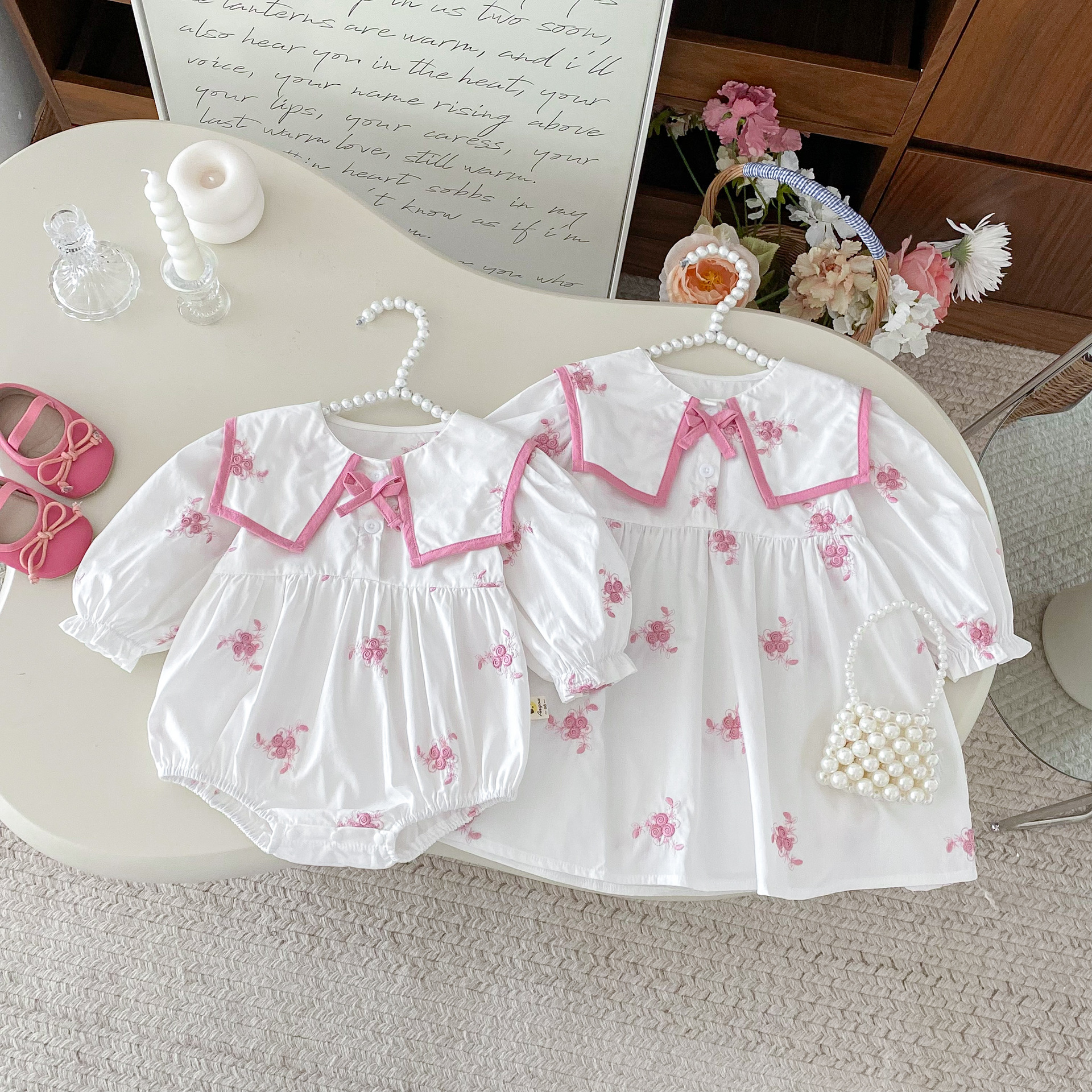 韓国版の赤ちゃんの連体の服は春の長袖の刺繍の襟のワンピースの女性の赤ちゃんの服装の姉妹の服に登ります。