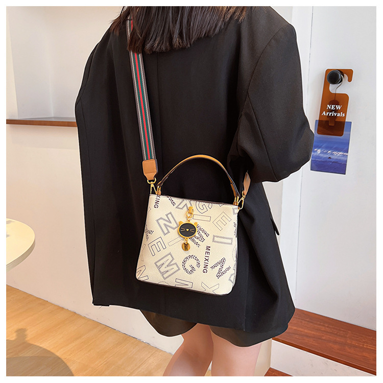 Frauen 2023 Neue Trendy Sommer High-End-Wasser Eimer Mode Alter Reduziert Umhängetasche Modische Handheld_voghion.com