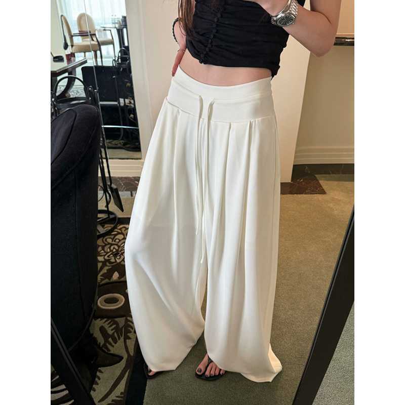 Released: This issue's highly recommended product is the silky smooth, ultra-comfy, and ultra-stylish yoga pants with a relaxed fit and a mask-like feel