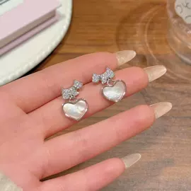 项链;耳钉;手链