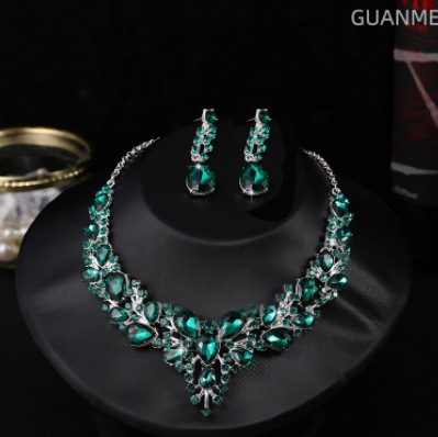 欧米の水晶の宝石のネックレスのイヤリングのセットの精巧でファッション的な気質の新婦のアクセサリのパーティーの高級な2つのセット