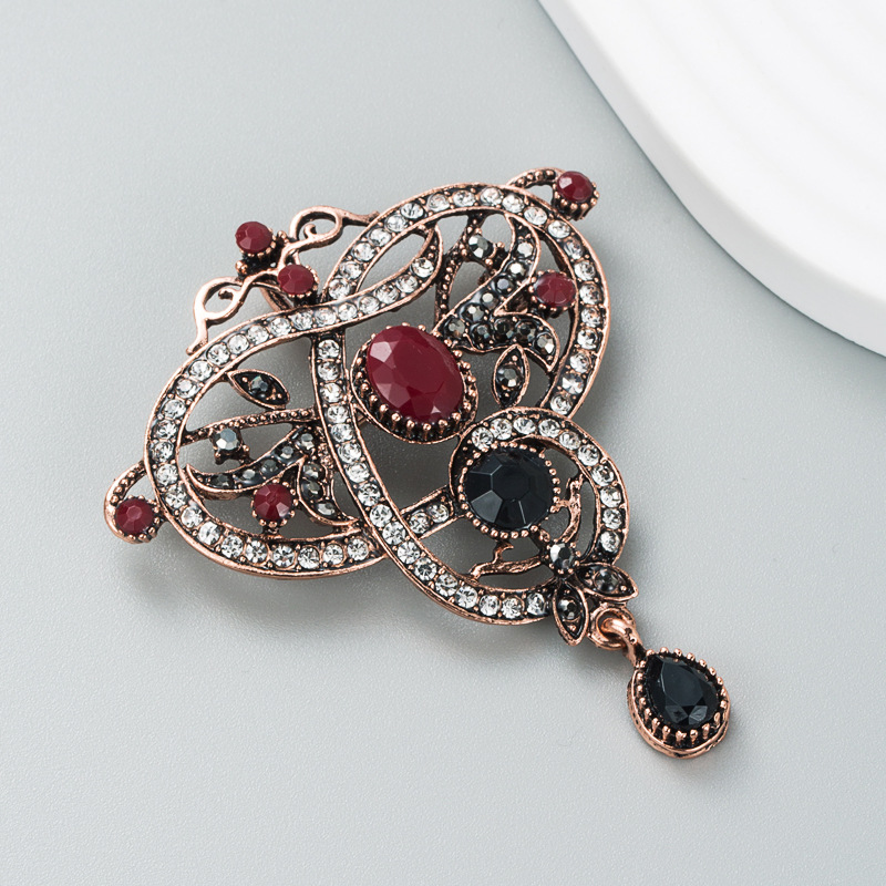 Fashion Geometric Alloy Inlay Rhinestone Brooches display picture 4