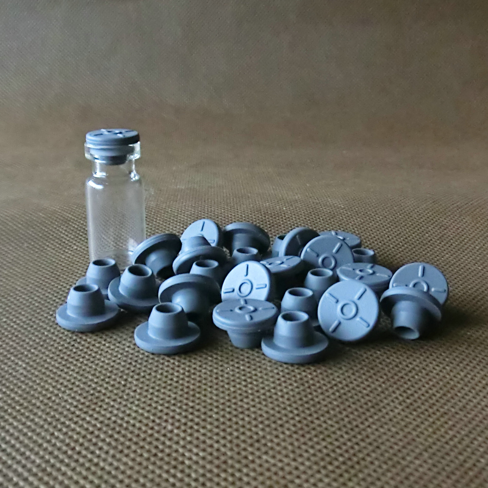 现货13牙丁基胶塞 玻璃瓶胶塞 西林瓶胶塞 针粉瓶胶塞