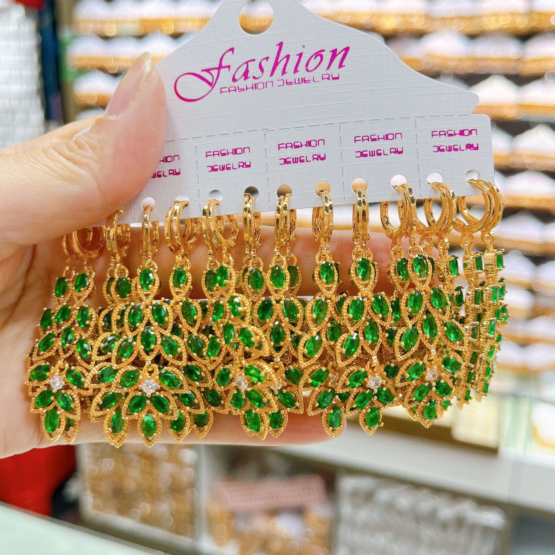 Aretes transfronterizos de cobre chapado en oro con bordas de aretes incrustados de zircón para orejetas de orejas para mujeres delicadas image 5