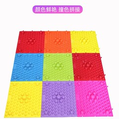子供の指の押さえ板の感覚は足の裏の幼稚園の触覚の感覚を訓練します。