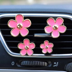 デイジーの吹出口香水は菊の花を挟んで車のエアコンの香水を飾ってアイデアの車内のアロマを飾って車のアクセサリーを飾っています。
