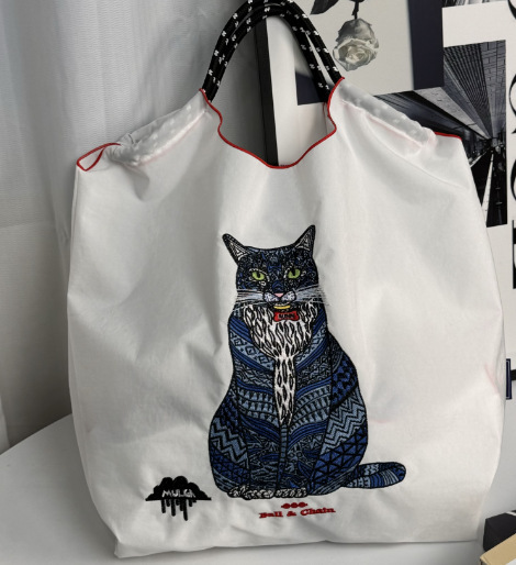 흰색 문신 고양이