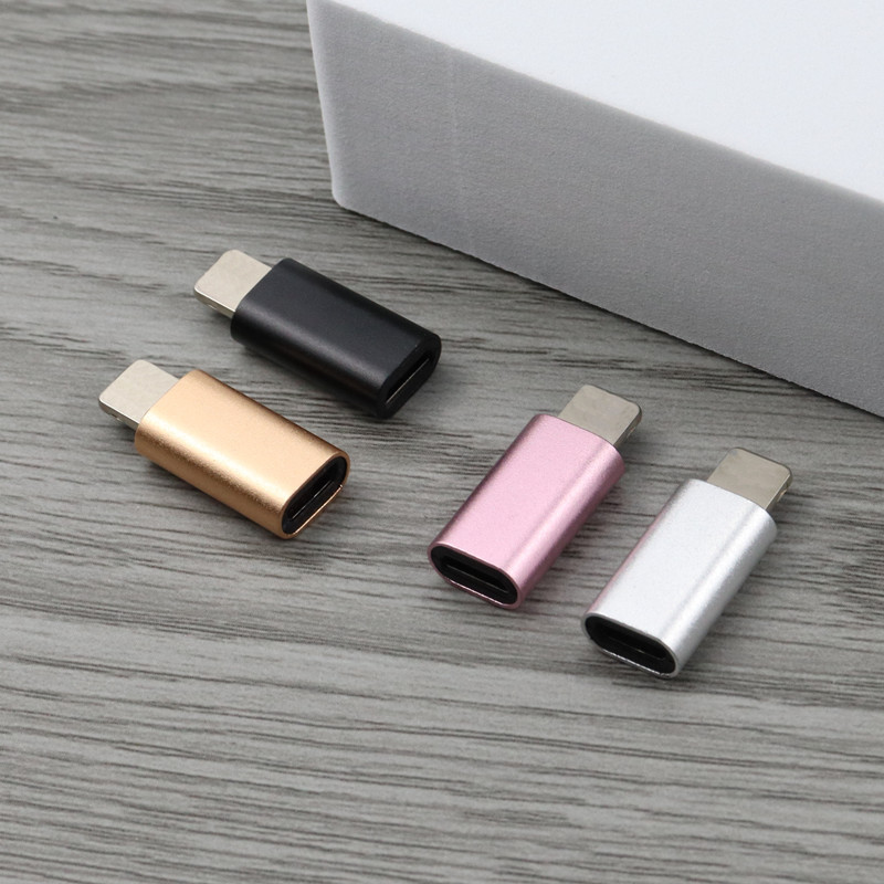 アップルのiphone携帯電話の充電ケーブルのアダプターを適用します。|undefined
