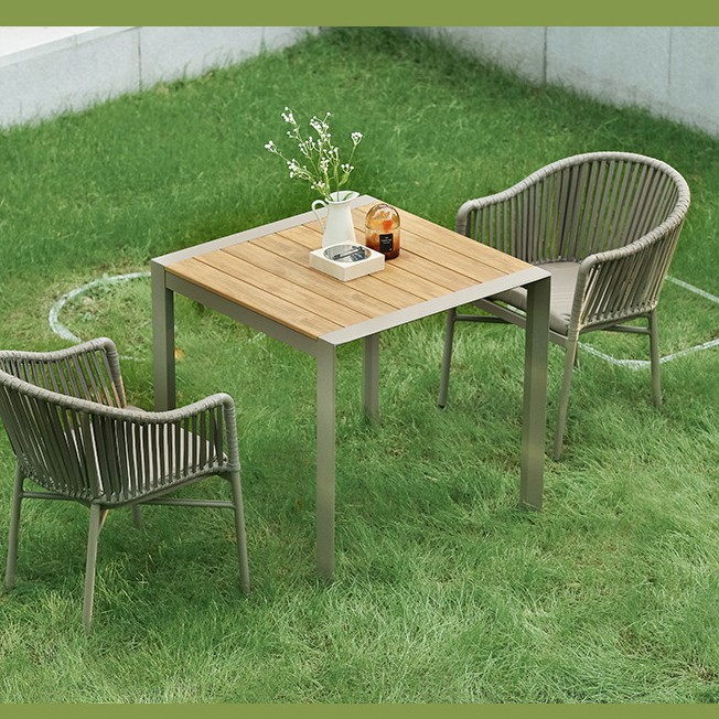 Mesa cuadrada + 2 sillas