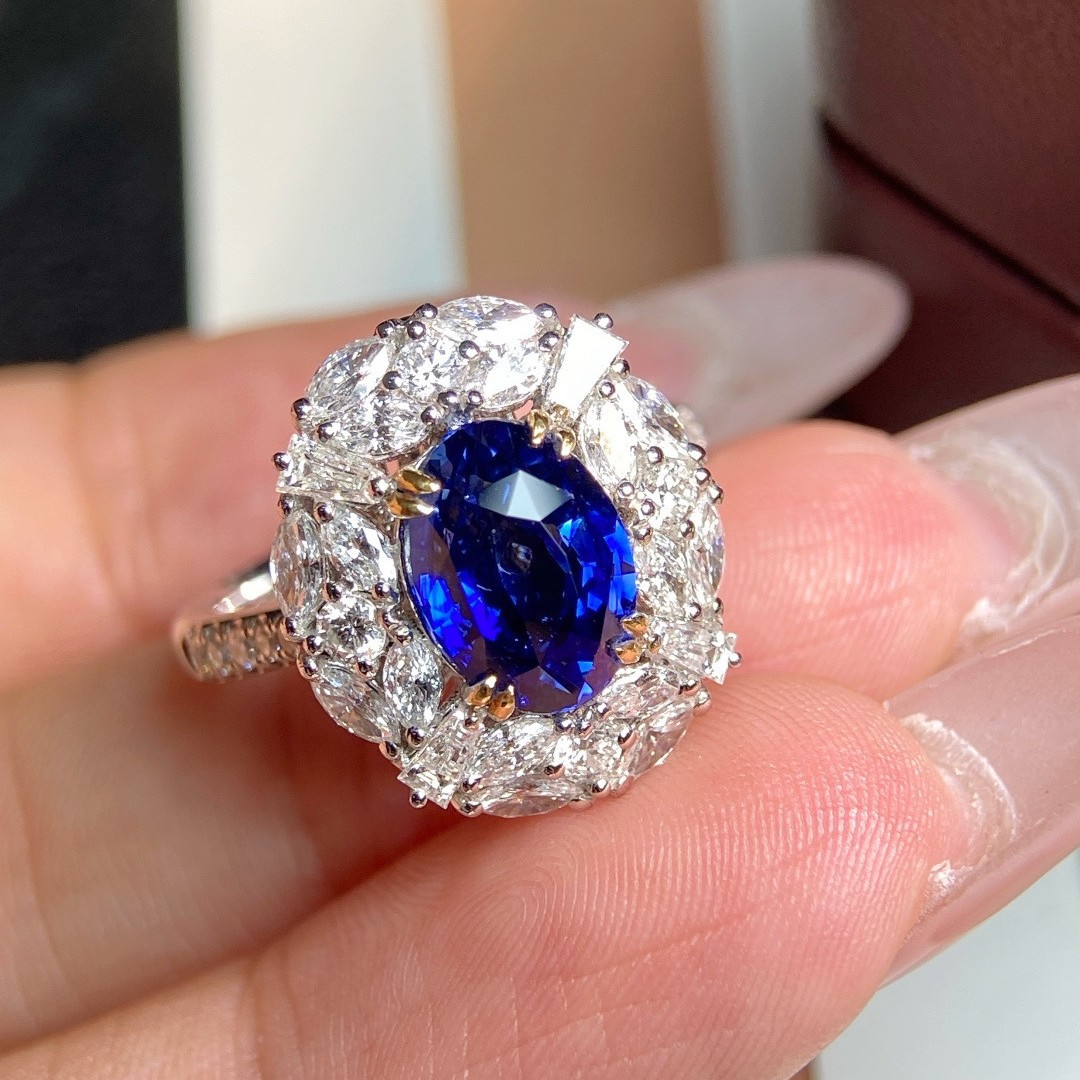 Sapphire ring with stone jade