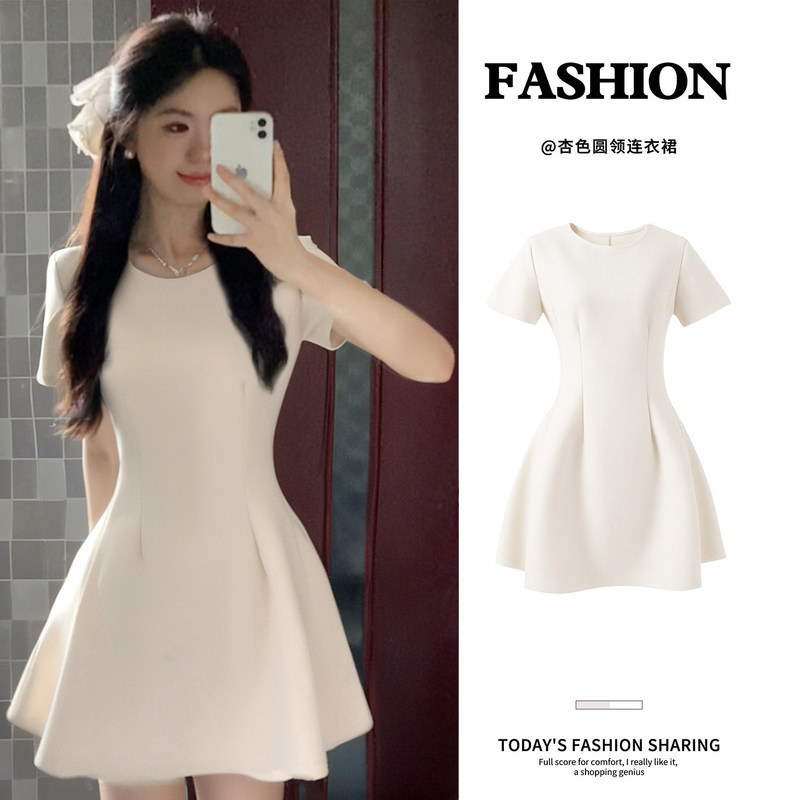 White Short-Sleeve Dress with a Straight Shoulder Design for Women, Perfect for Summer, Very Stylish for Petite Figures, First Love Miu Style, Fashionable and Casual