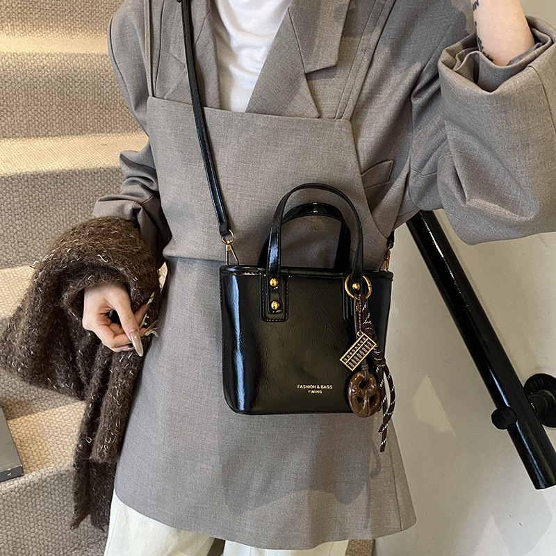 Otoño y invierno retro cera de cuero bolso de agua para mujeres 2024 nuevo estilo universal nicho bolso de hombro de alta calidad bolso portátil