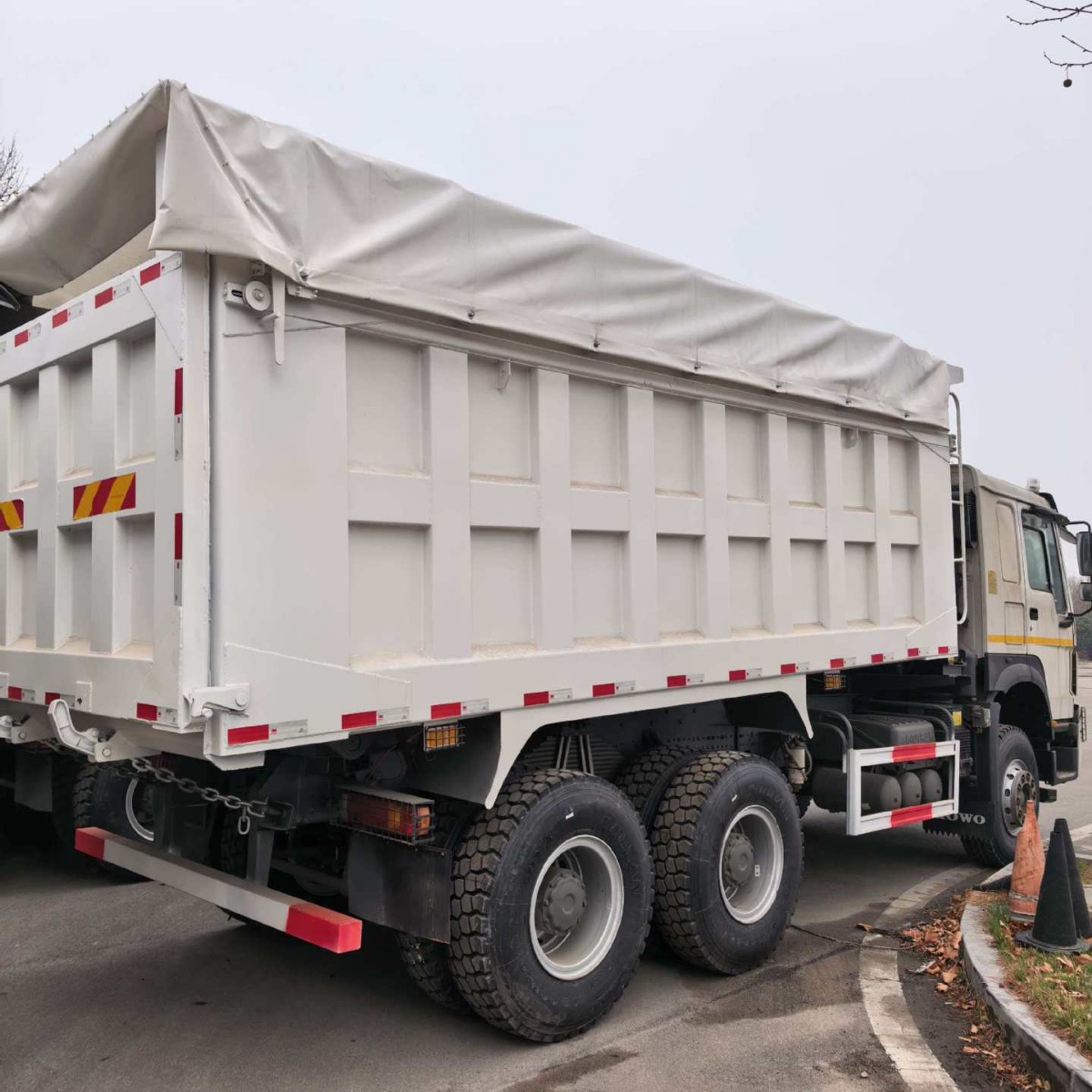 Export Cross-Border Howo Dump Truck, Howo Dump Truck for Earthmoving, 90% New Howo Dump Truck, Tipper Truck, Sinotruk Howo Truck