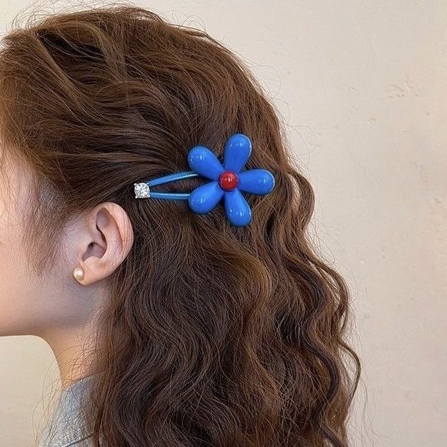 1# Pinza para el cabello floral azul, de aproximadamente 5 cm de largo, con una cabeza de flor de unos 4 cm.