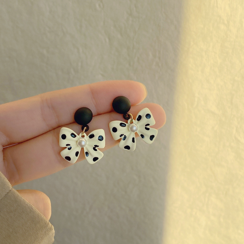 Cute Polka Dot Bow Stud Earrings Autumn And Winter New Earrings display picture 5