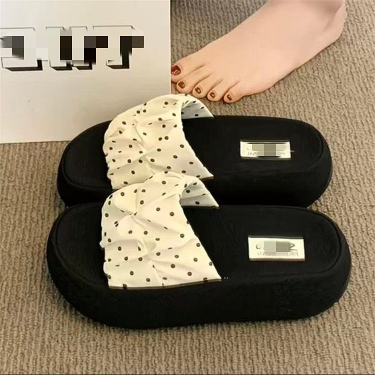 Zapatillas de fondo grueso de punto de onda 2026 nuevo viento fragante con falda de vacaciones de playa zapatillas de palabra