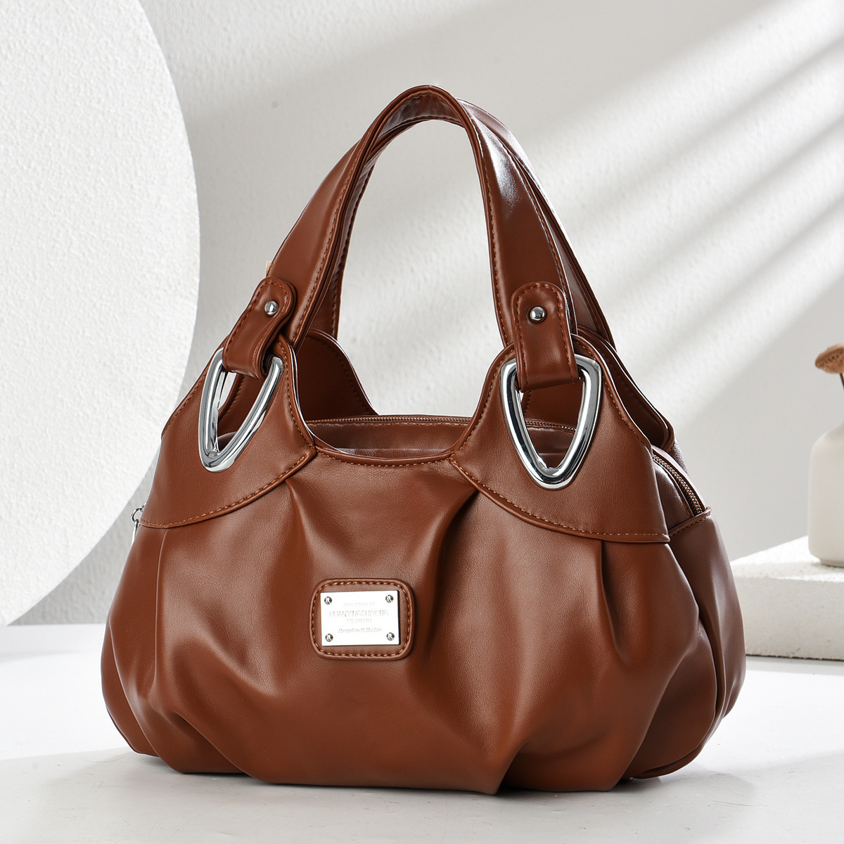 2025 nuevo estilo de moda de madres de mediana edad bolso de mano temperamento bolso de madre bolso de hombro de moda europea y americana