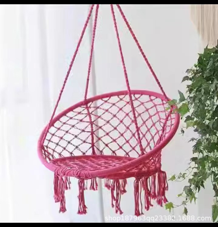 Rosa roja cesta colgante sólo