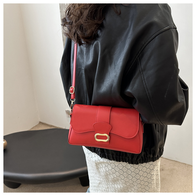 A casual and stylish small bag for women, a new 2024 fashion single-shoulder underarm bag, a retro and fashionable commuting crossbody small square bag undefined