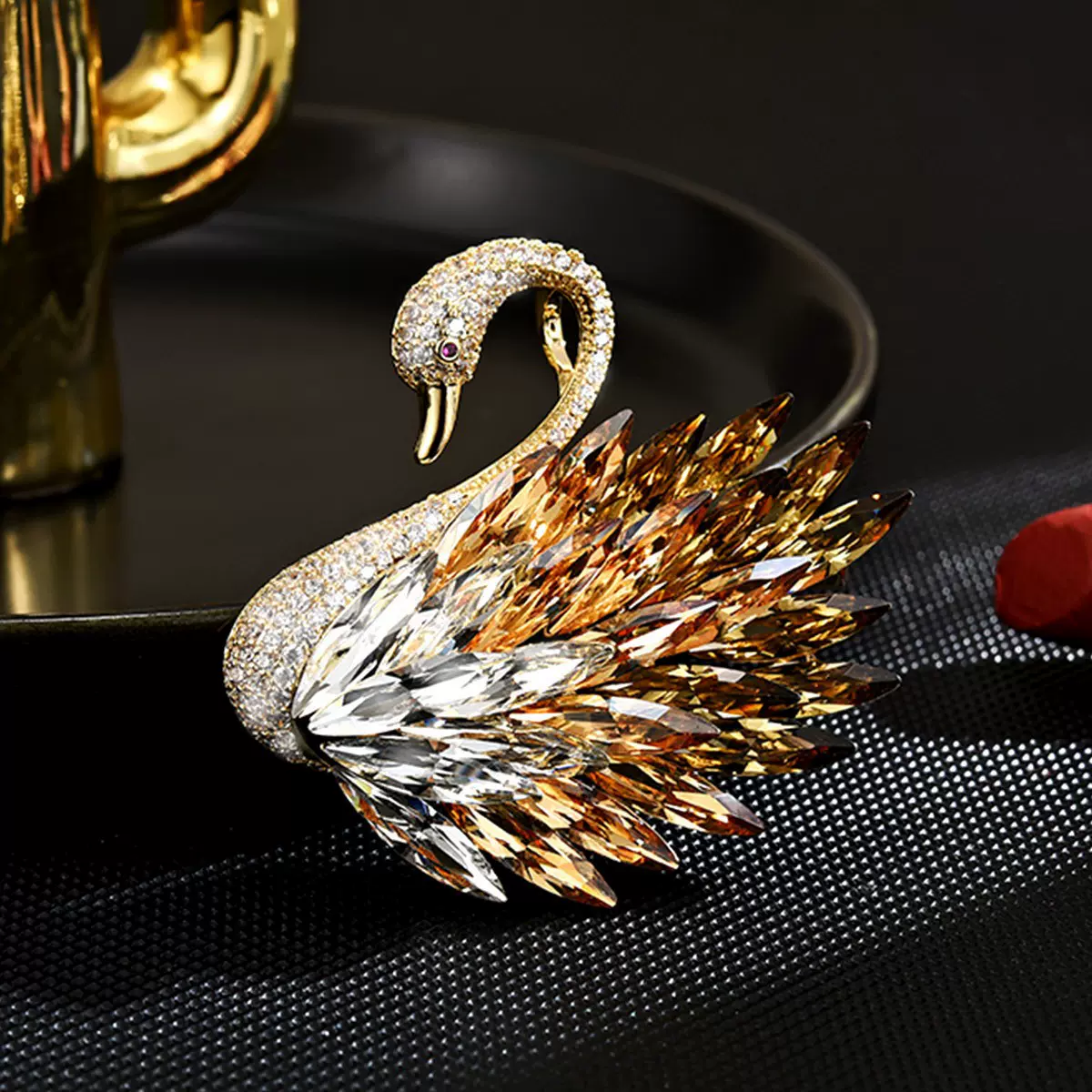 天鹅胸针高档配饰轻奢高级感胸花时尚精致西装大衣别针水晶镶嵌