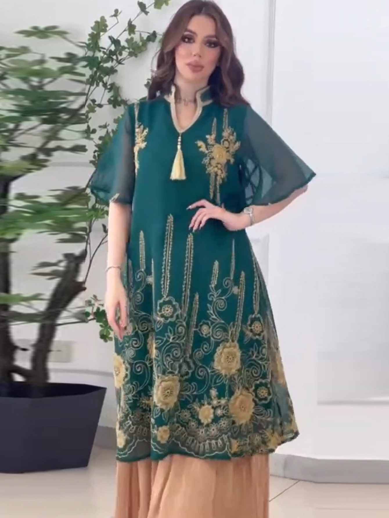 2024 Cross-Border Green Mid-Sleeve V-Neck Embroidered Loose Middle Eastern Women's Arabic Dress_ecoleips.com