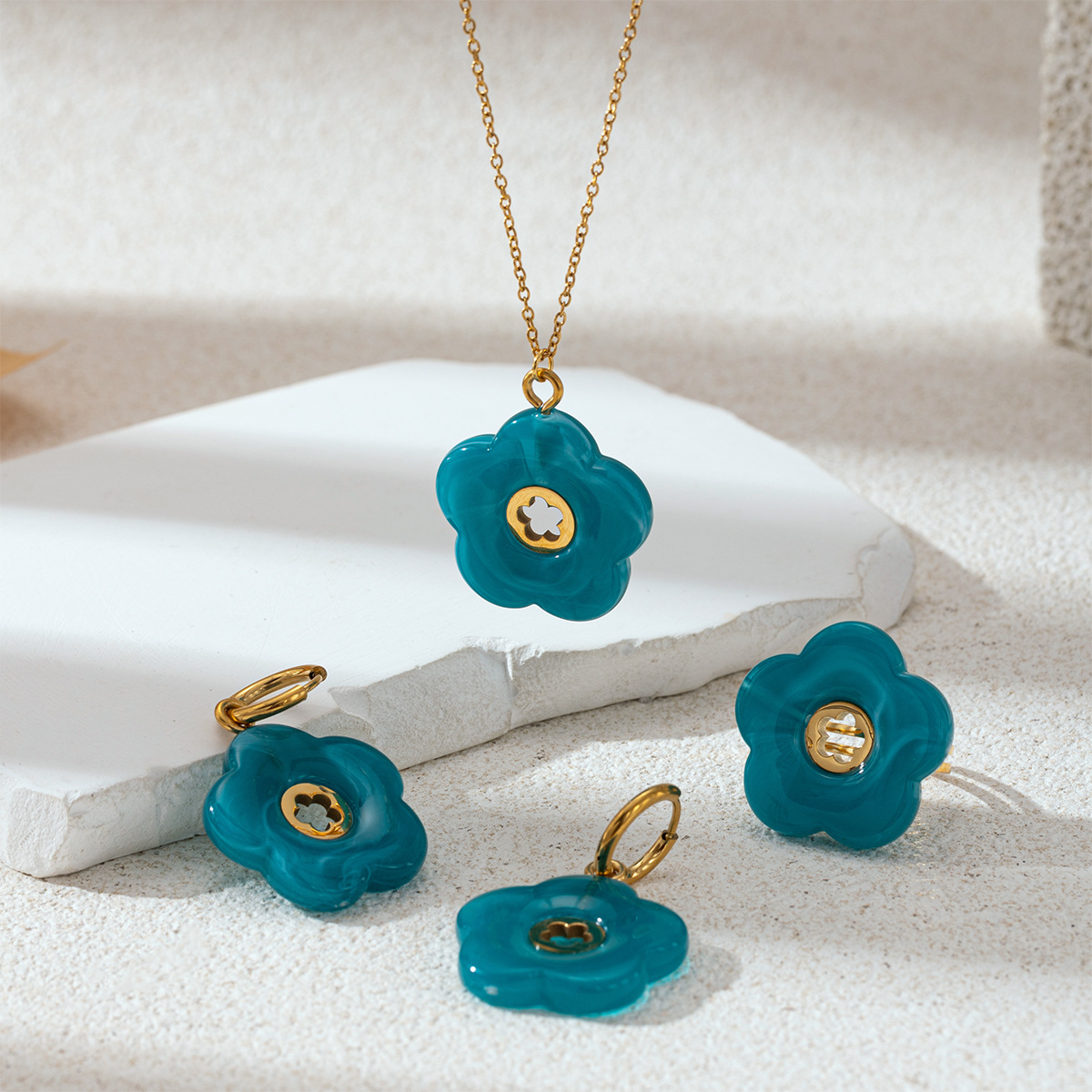 TENA Europa y América collar de acero inoxidable mujer no se desvanece amplio conjunto de joyas de pendientes acrílicos azules venta caliente