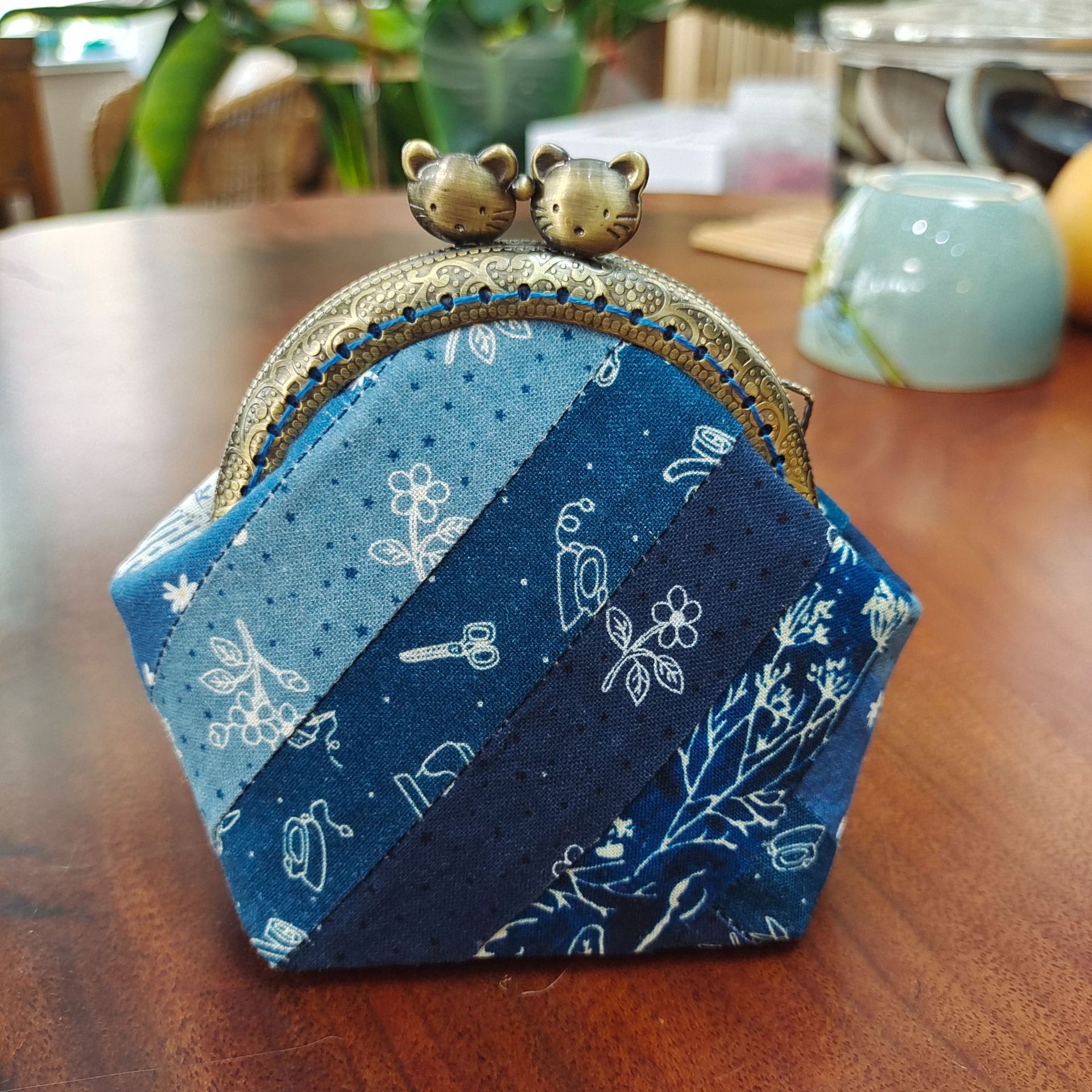 Bolsa de material de bordado bricolaje hecho a mano 8,5 boca Bolsa de Oro patchwork bolsa antigua bolsa transfronteriza inglés gato bolsa de almacenamiento