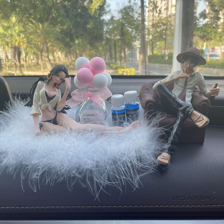 하이 엔드 자동차 장식품 애니메이션 도로 비행 눈은 여성 황제 아로마 테라피 귀여운 자동차 장식 장식 눈이 손으로 만든 LUFFY입니다.