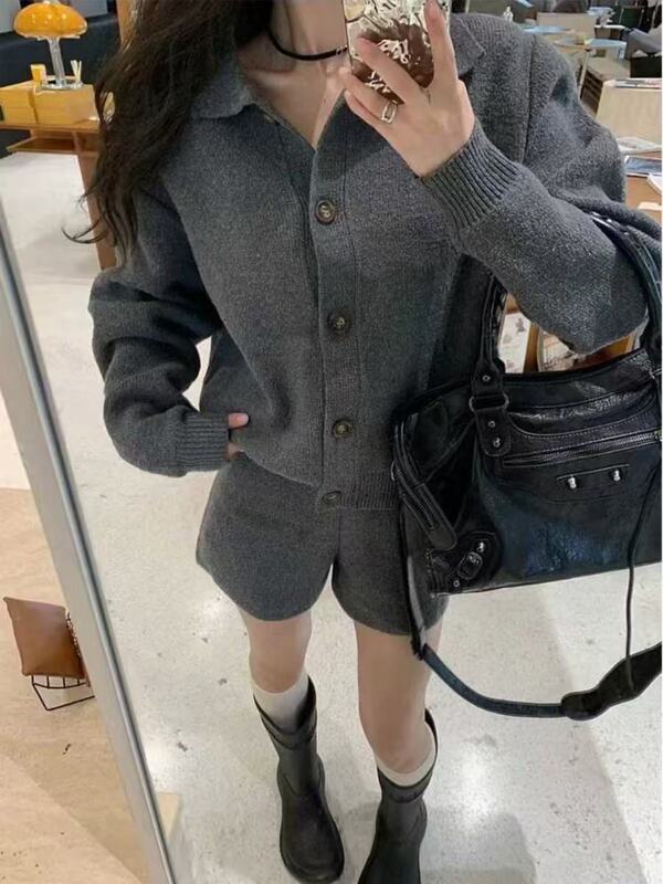 ダークグレーの厚みのあるラペルニットセーターショーツツーピースセット女性のための2025秋冬韓国ファッション怠惰な着用|undefined