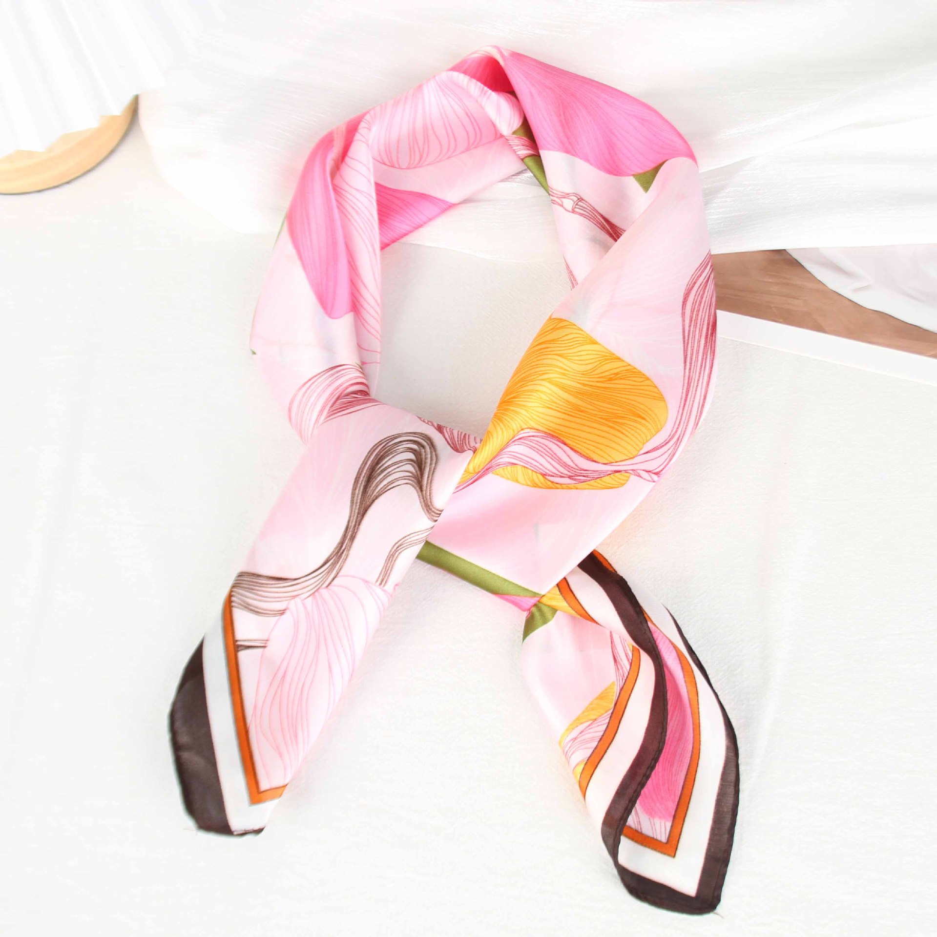 Collection printemps 2025 de foulards carrés en soie imprimée pour femmes, polyvalents, simples et élégants (70 cm), foulards fins pour le cou_voghion.com