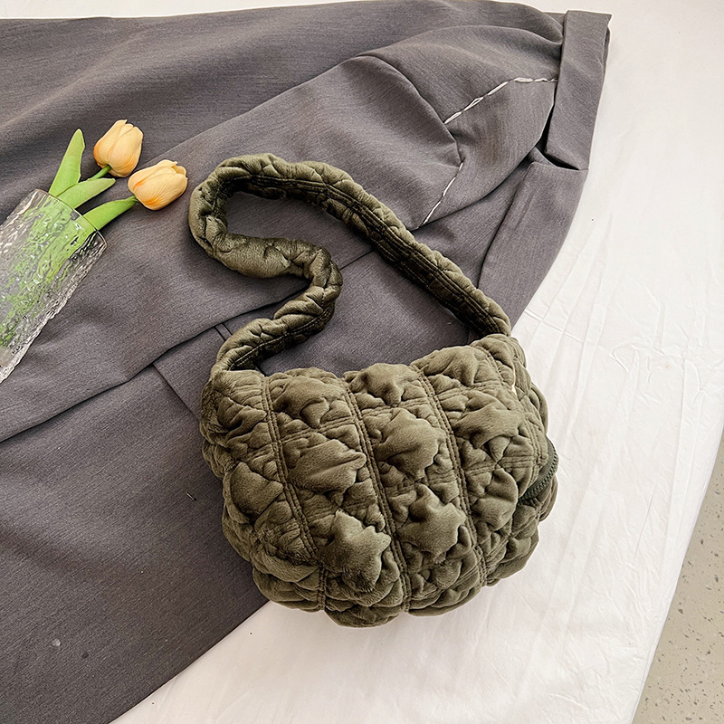 Nuevas nubes plisadas envuelven a las mujeres han bangchao nicho terciopelo envuelve albóndigas casuales envueltas en moda envueltas en un hombro y axilas