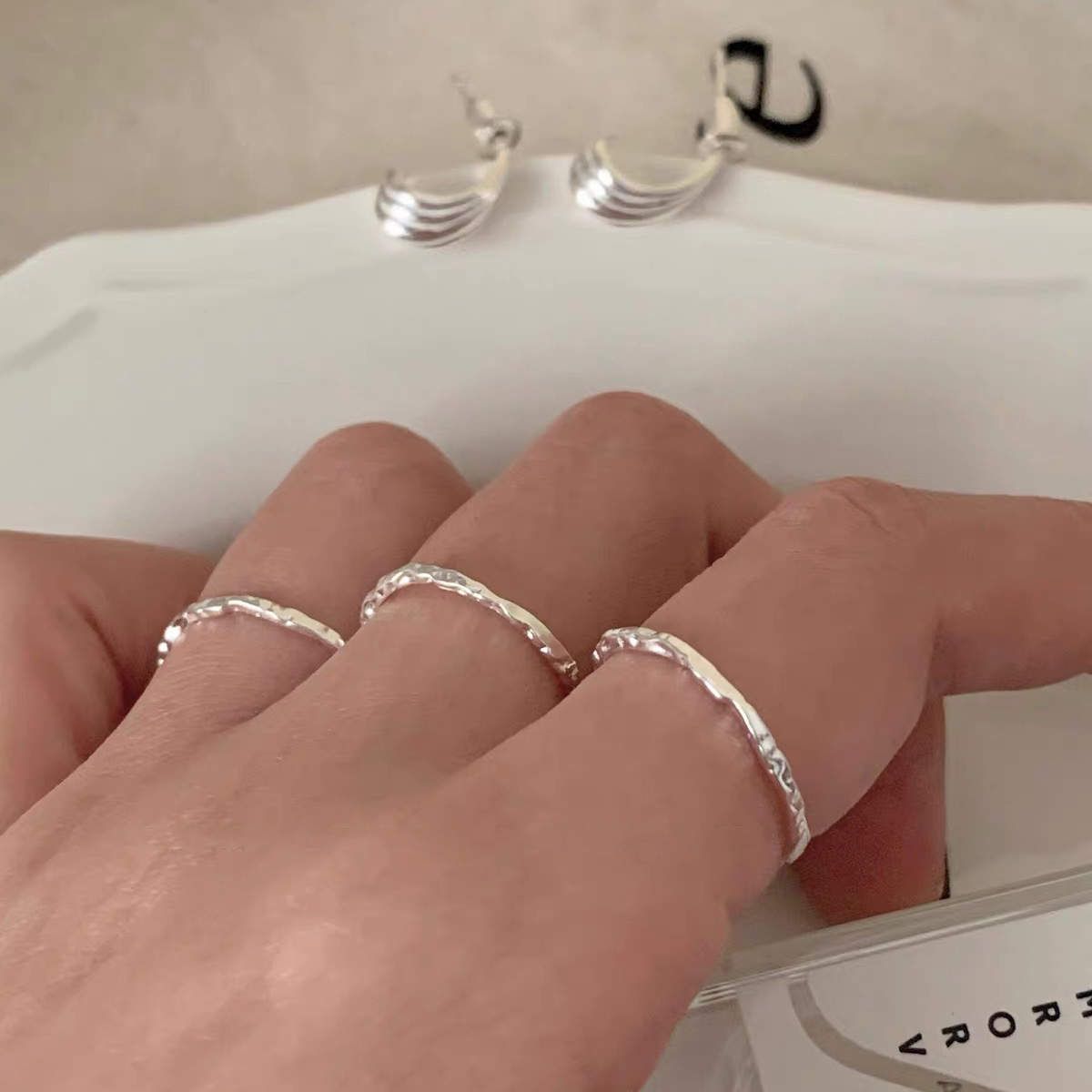 S925 sterling silver irregular hammered fine band ring for women, simple and minimalist style, ins-style personalized stackable plain ring for the index finger
