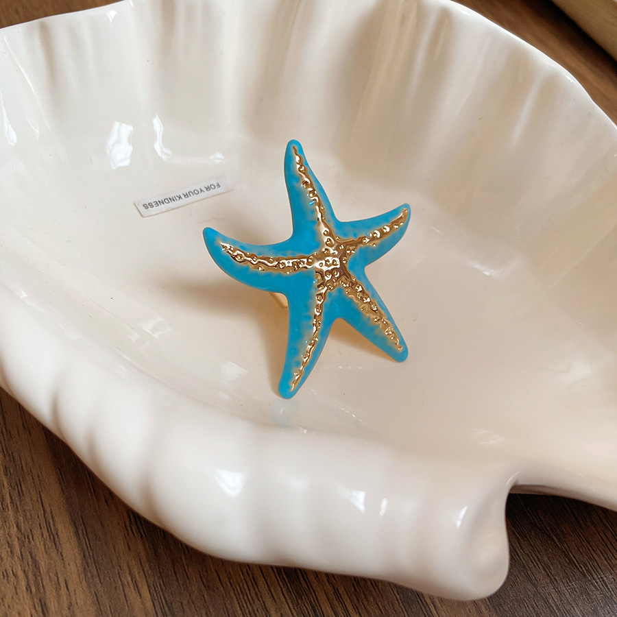 Bague pour femme, style bohème chic, ornée d'une étoile de mer plissée et d'un motif goutte d'huile, à l'index. Un bijou raffiné et sophistiqué._voghion.com