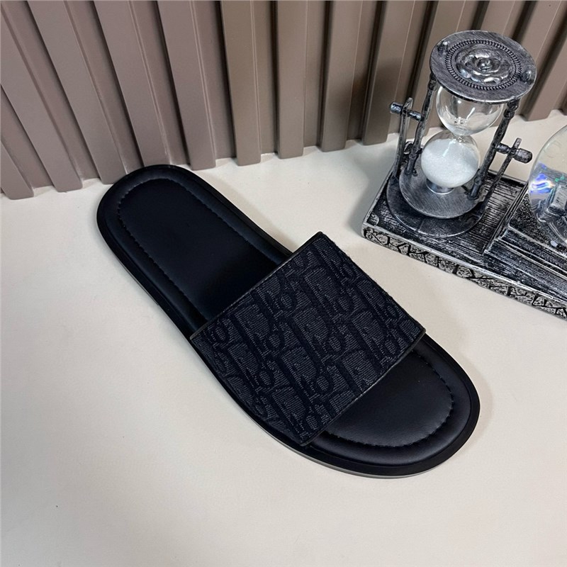 Estación europea 2025 chanclas de verano para hombres, sandalias y zapatillas de moda para hombres de marca de moda, sandalias de un solo carácter fuera de la playa