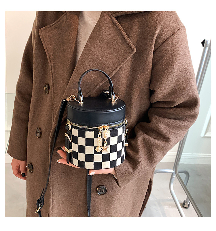 Autumn And Winter Niche Checkerboard Single Shoulder Messenger Bag Fashion All-match Portable Bucket Bag display picture 6