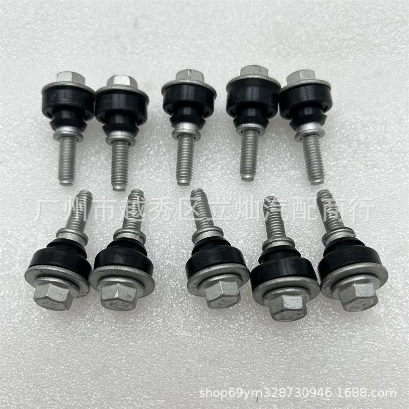 Applicable to Chrysler 300C Valve Cover Screw 53022085Ad