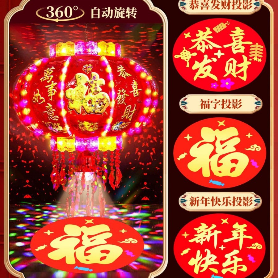 Nuevas linternas giratorias en la puerta de un par de linternas de caballo coloridas rojas para el Año Nuevo