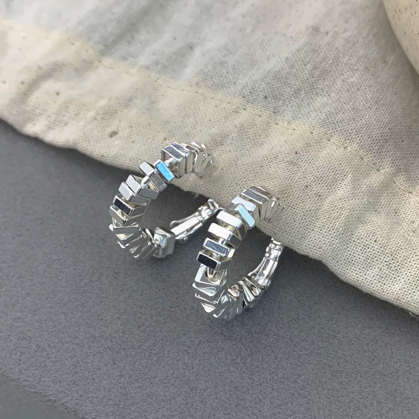 Irregular silver block earrings, Korean and Japanese urban commuter earrings, simple and stylish everyday accessories