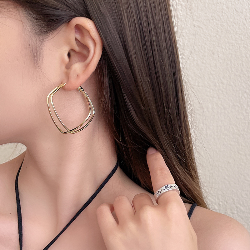 Pendientes transfronterizos, pendientes de metal de alta calidad, pendientes de 2025 nuevos pernos de moda, temperamento ligero y lujoso, pendientes de atmósfera