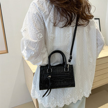 小众设计高级感包包女2025新款英伦复古机车精致小方包百搭斜挎包