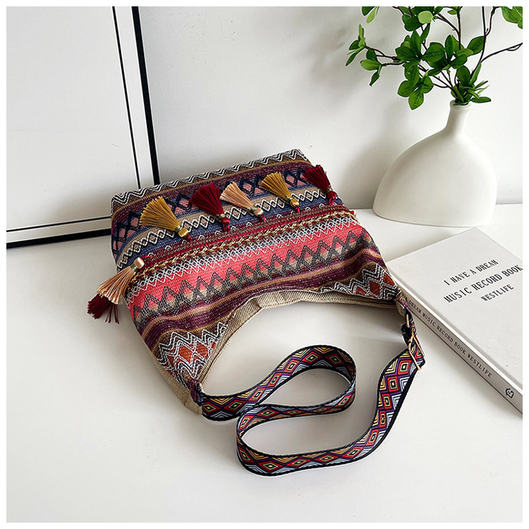 Large-capacity tote bag 2025 Summer new style trendy, simple and casual women's single-shoulder bag, artistic Chinese-style tassel bag undefined