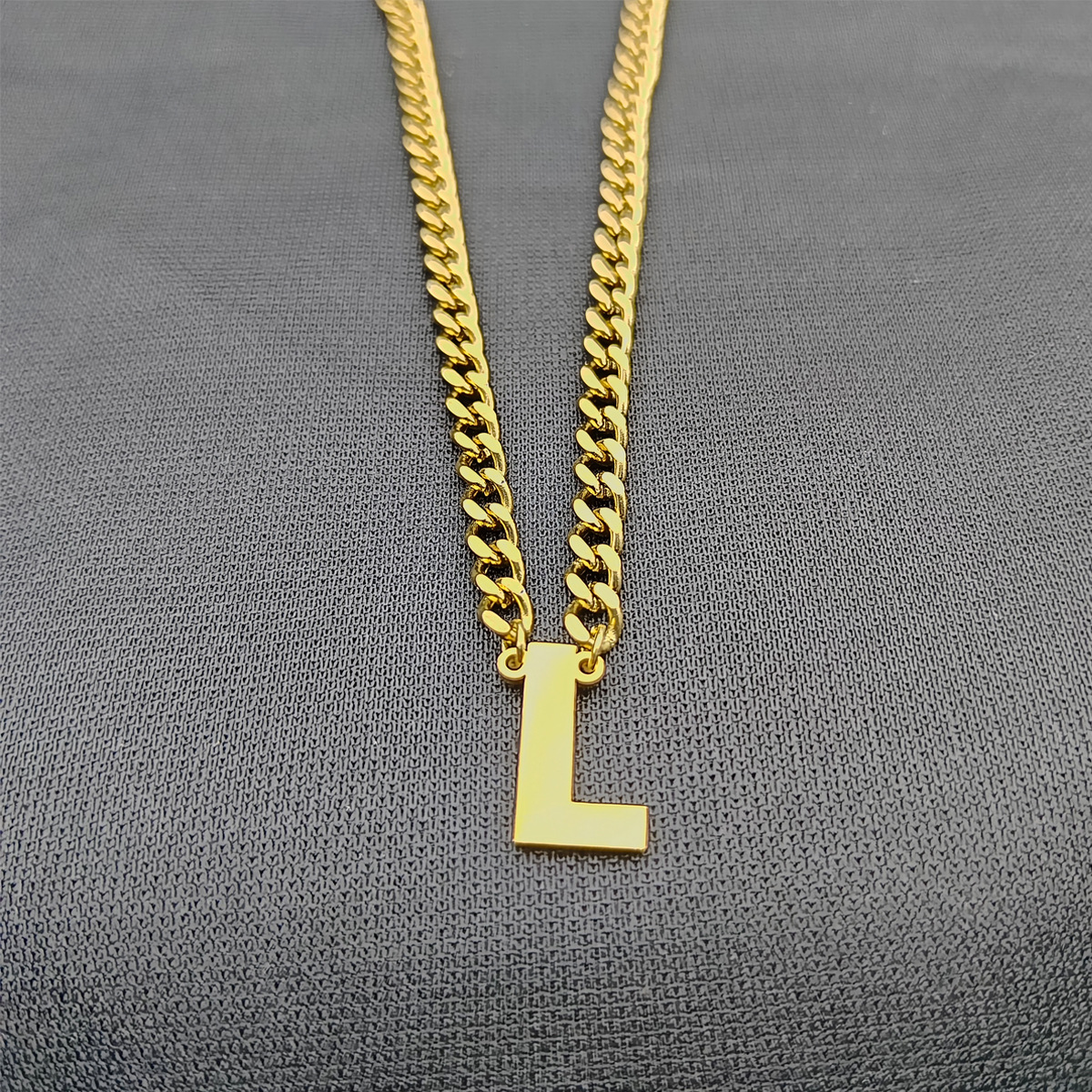 Collar de cadena cubana de acero inoxidable estilo hip-hop con apellidos europeos y americanos, colgante de letra mayúscula de oro de 18K con 26 letras.