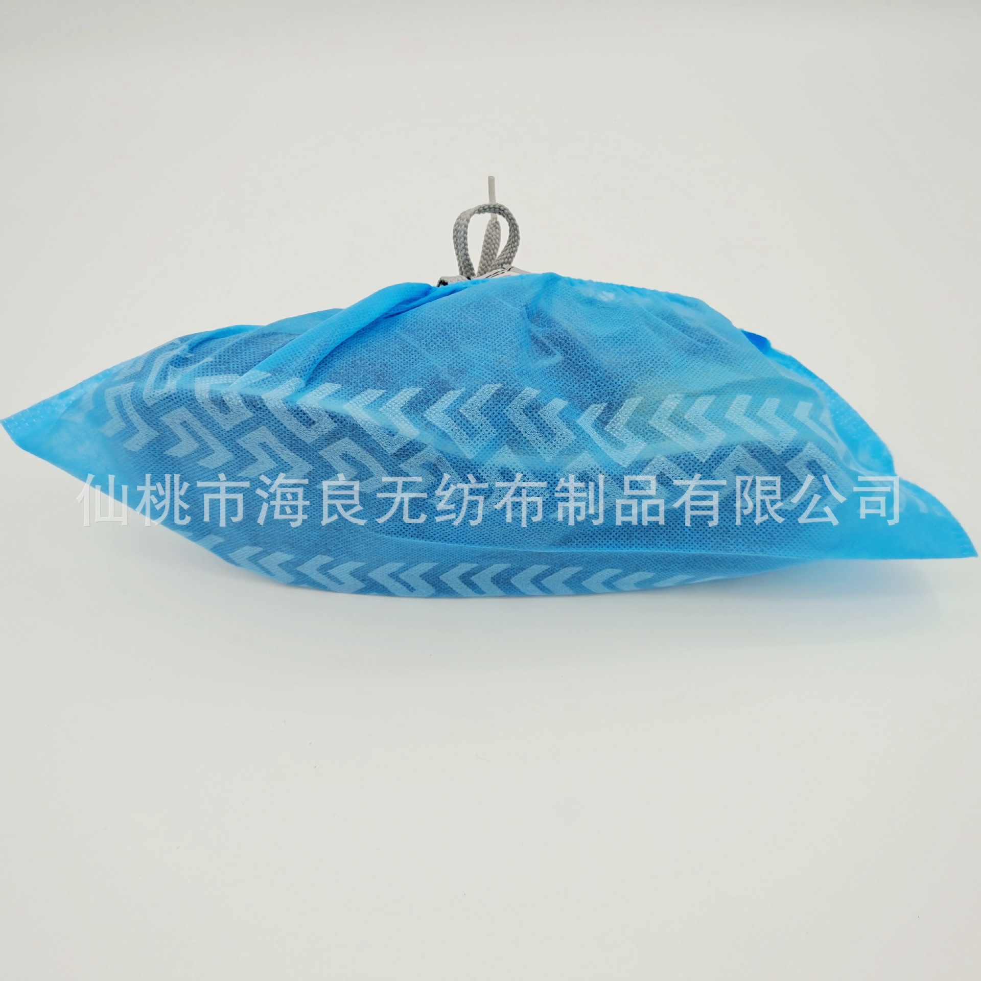 Cubierta de zapato antideslizante no tejida desechable al por mayor a prueba de polvo transpirable engrosada cubierta de zapato no tejida cubierta de zapato impresa en negro