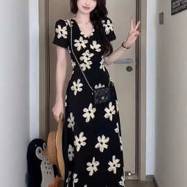 复古花边V领碎花短袖连衣裙女2025夏季新款收腰显瘦法式A字长裙子