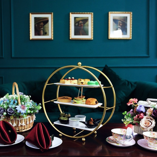 Estantes de exhibición de adornos de la Mesa de postres de estilo europeo, refrescos de la tarde, platos de corazón, estantes de pasteles, comidas frías, descansos de té y arreglos de boda.