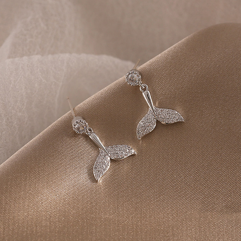 Aguja de plata de moda alta sensación de diamante de goteo de aceite pendientes nicho universal elegante pernos de orejas ligero lujoso temperamento simple orejas para mujeres